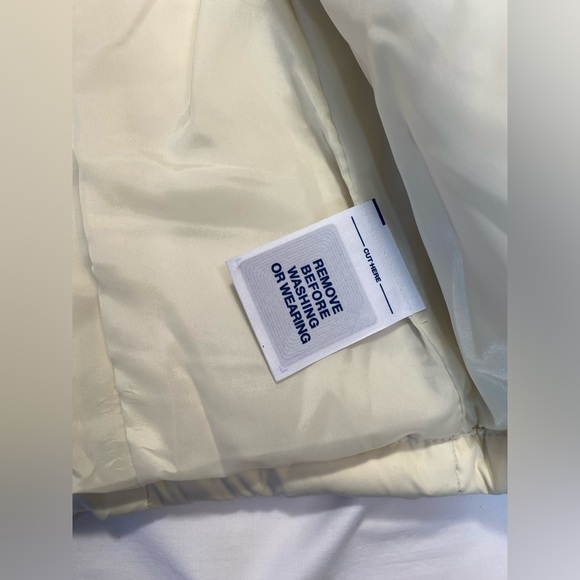 GAP Ivory Down Vest with removable faux fur hood XL no tags but never wore - Picture 7 of 12